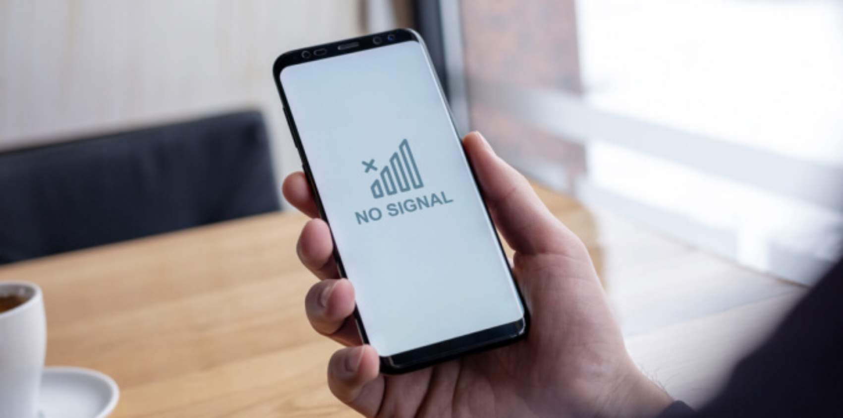 A smartphone screen showing no mobile signal with zero bars and a “No Signal” message.